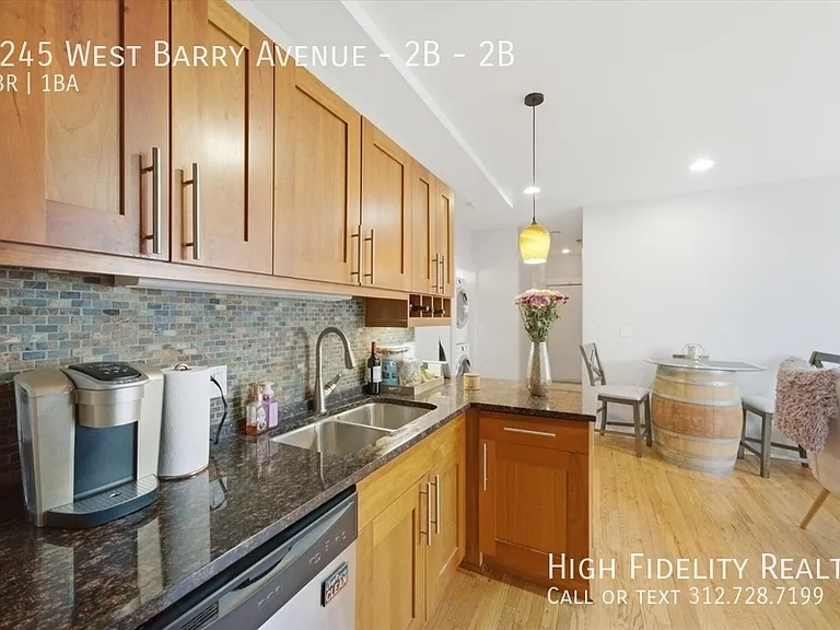 2245 W Barry Ave #2B — Photo 8