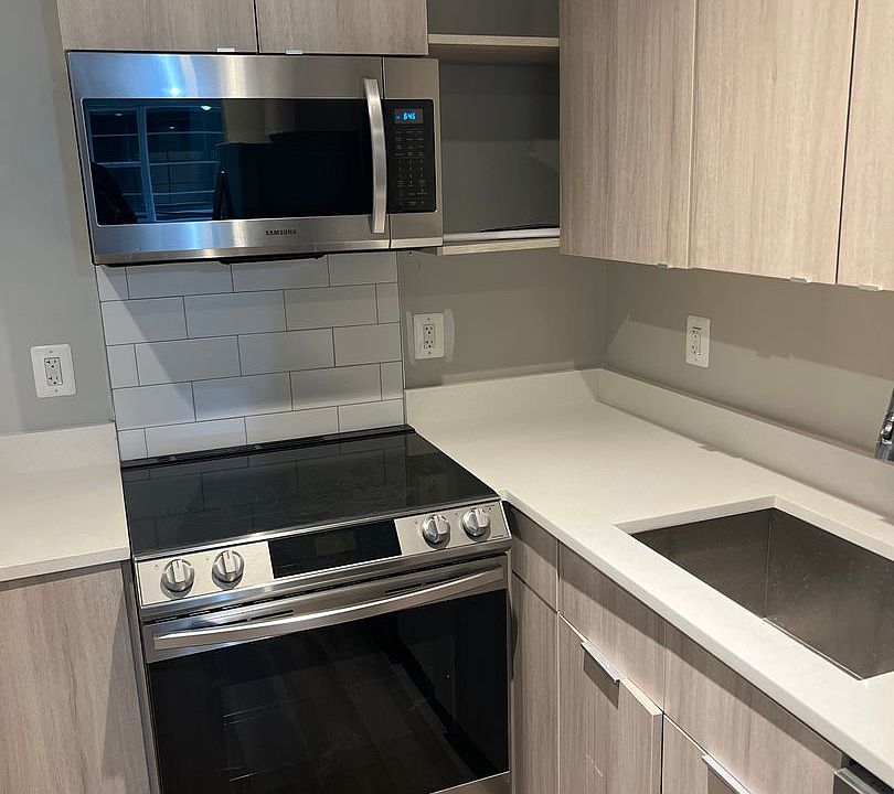 1st image of 622-624 Girard St NE #101
