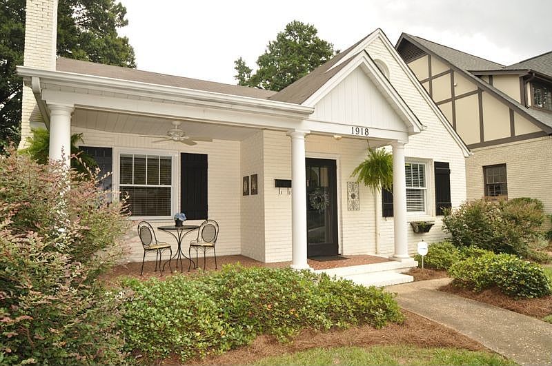 Curb appeal Plus, Cute Cottage in Midwood