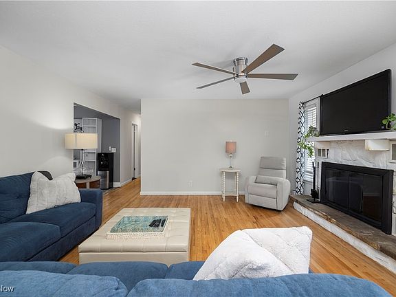 3rd image of 369 Windsor Dr