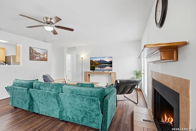 3 bed, 2.0 bath, 1297 sqft, $1,800 — Photo 4