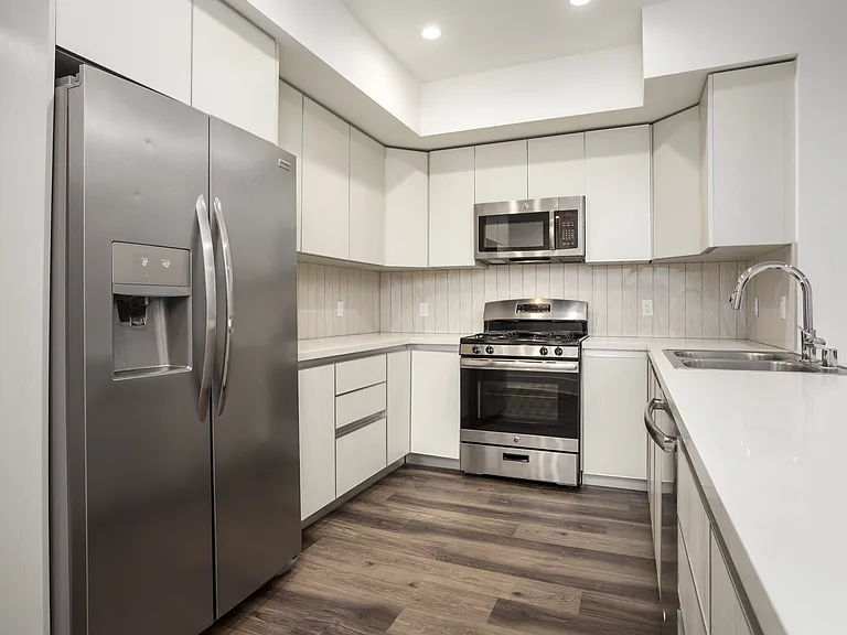 1515 Colby Ave — Photo 35