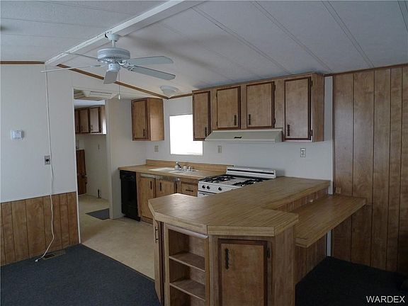 5th image of 854 Holly St