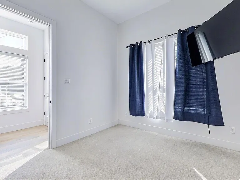 334 Eastwood St — Photo 10