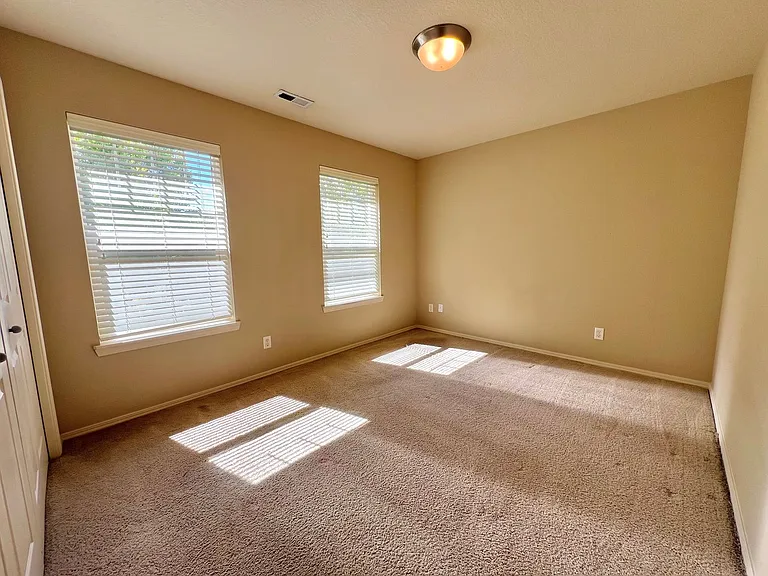 1048 SE Tamora Ave — Photo 9
