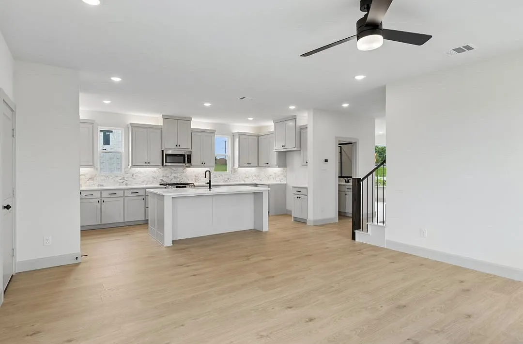 4 bed, 2417 sqft, $3,350 — Photo 3