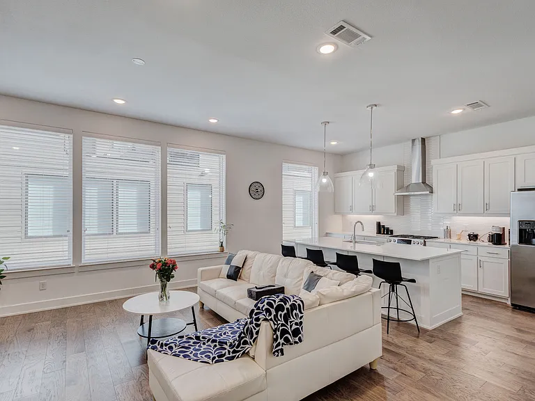 114 E Chester Ct — Photo 8