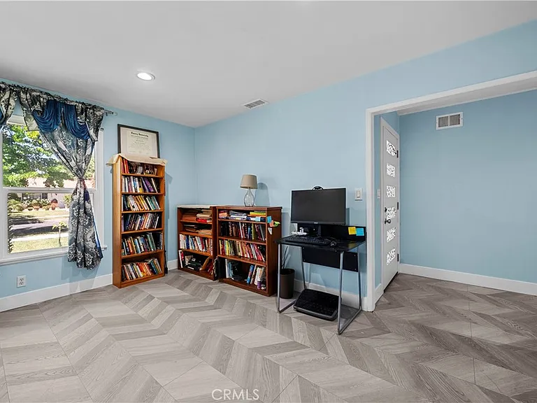 20110 Kinzie St — Photo 18