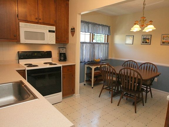 Bright, eat in kitchen