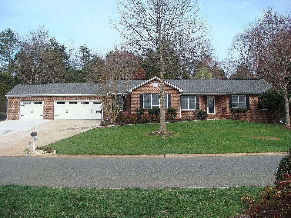 Large Ranch w/ 3 car Garage