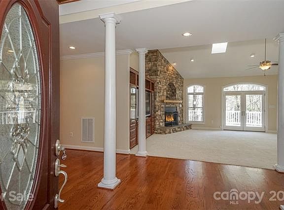 5th image of 120 Manitoba Ln