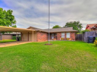 1045 NW 25th St, Moore, OK 73160
