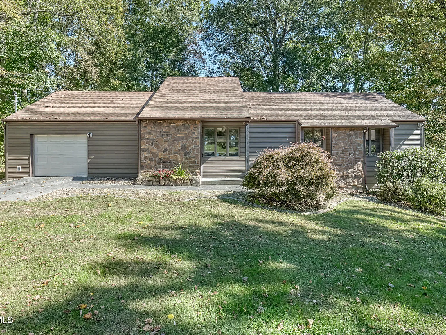 3 bed, 2.5 bath, 1930 sqft, $2,300 — Photo 1