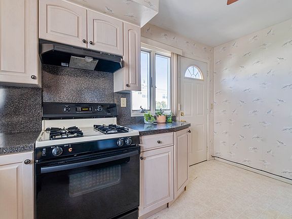 3rd image of 7 Thayer Pl