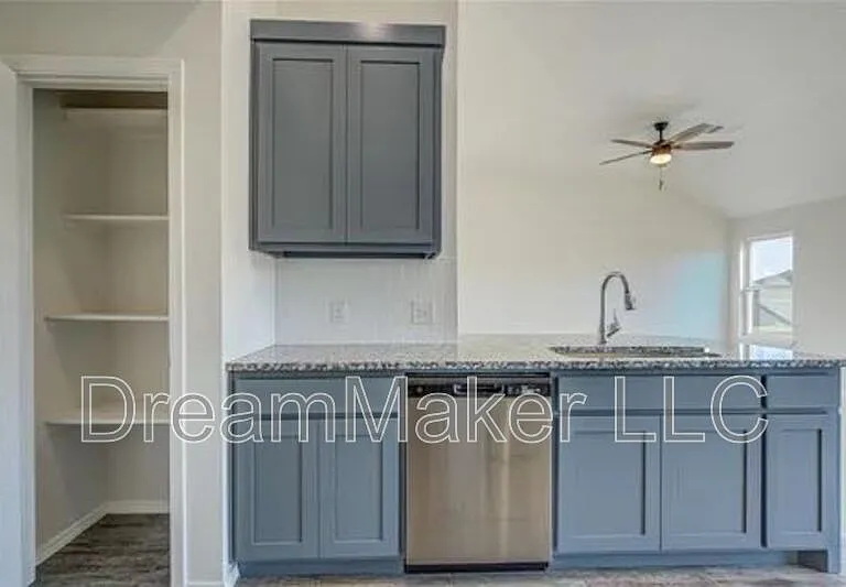 2405 S 28th Ter — Photo 15