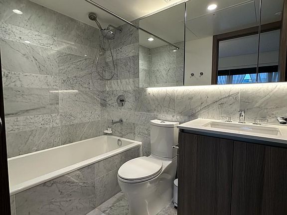 4th image of 19 Bathurst St #1111
