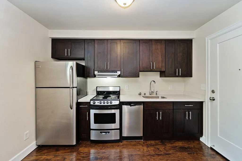 2038 Yale Ave E - Studio — Photo 4
