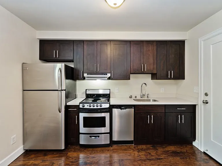 2038 Yale Ave E #7 — Photo 4