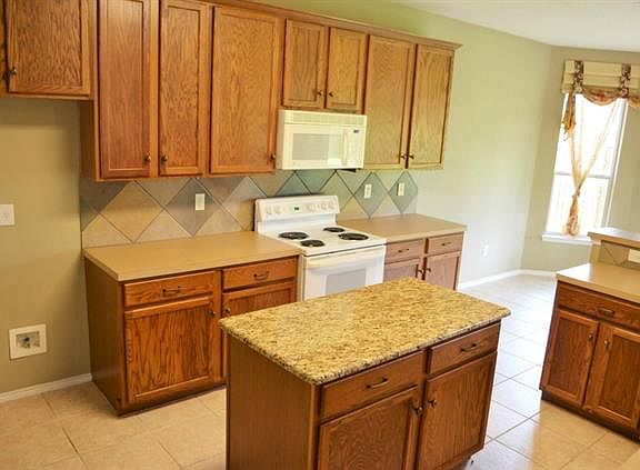 4th image of 2109 Pecan Dr
