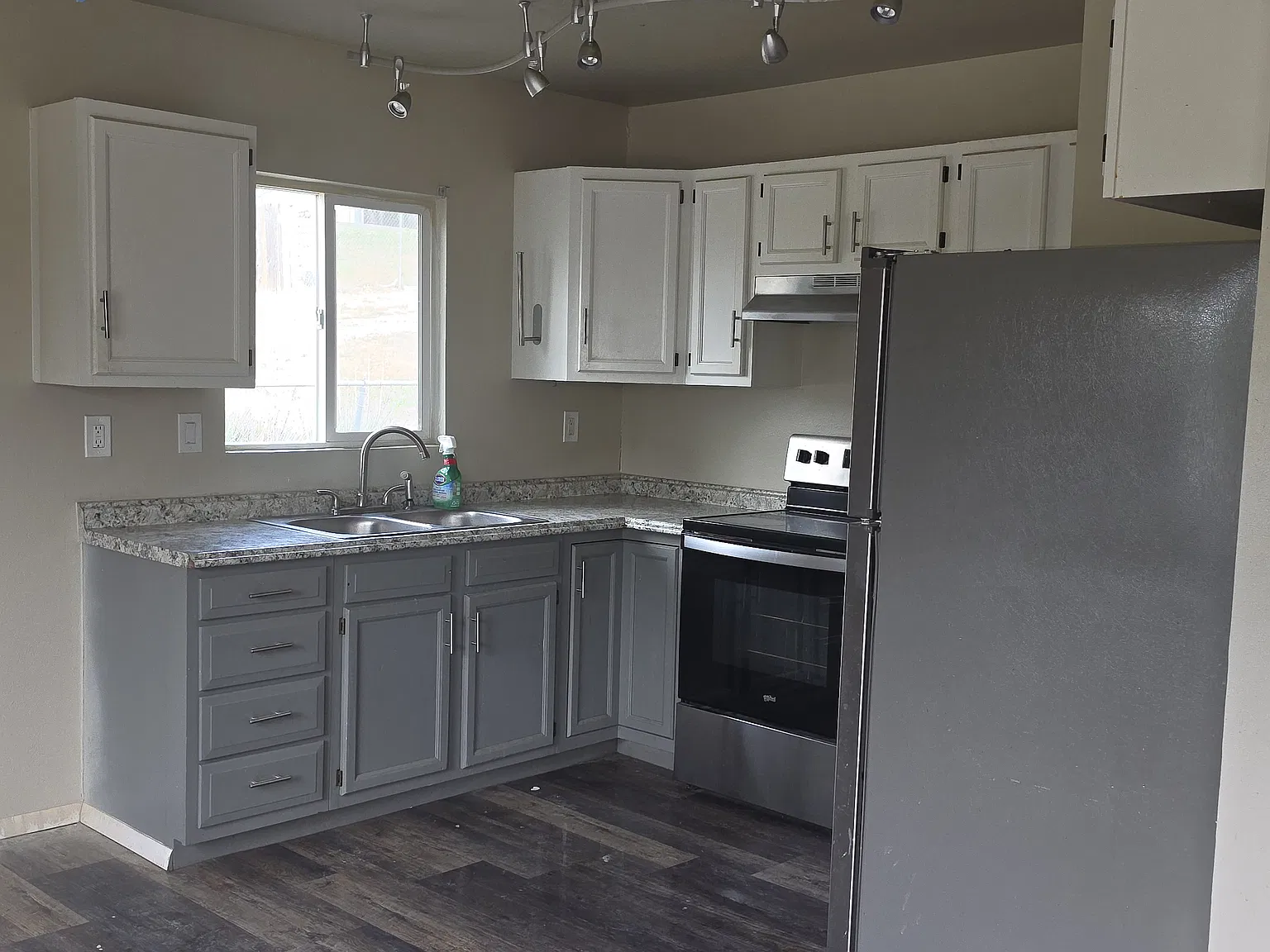 3 bed, 900 sqft, $1,800 — Photo 2