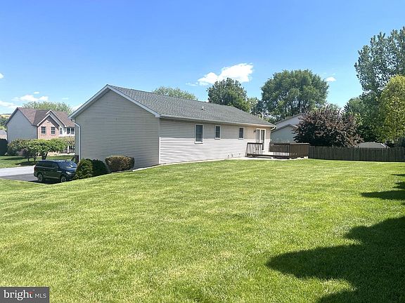 3rd image of 1572 Buttercup Dr