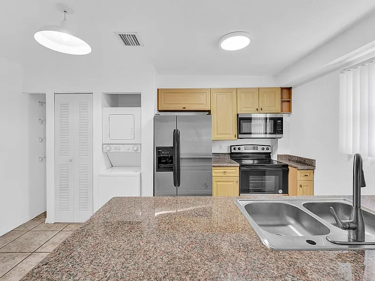 520 SW 5th St — Photo 10
