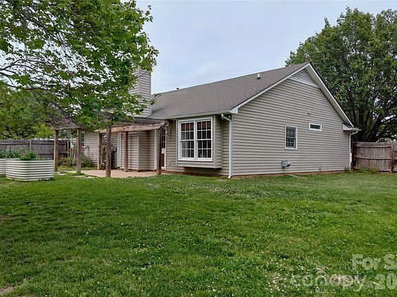 2nd image of 1016 Thorncrest Dr