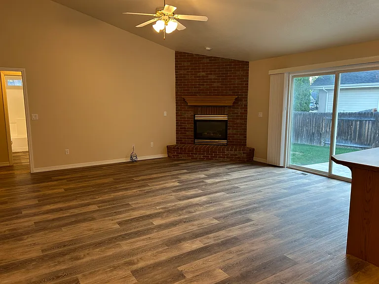 1811 N Prestwick Way — Photo 5