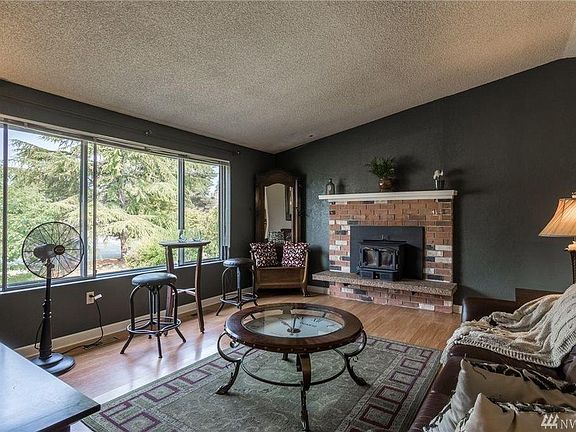 Livingroom view from Hallway to Fireplace
