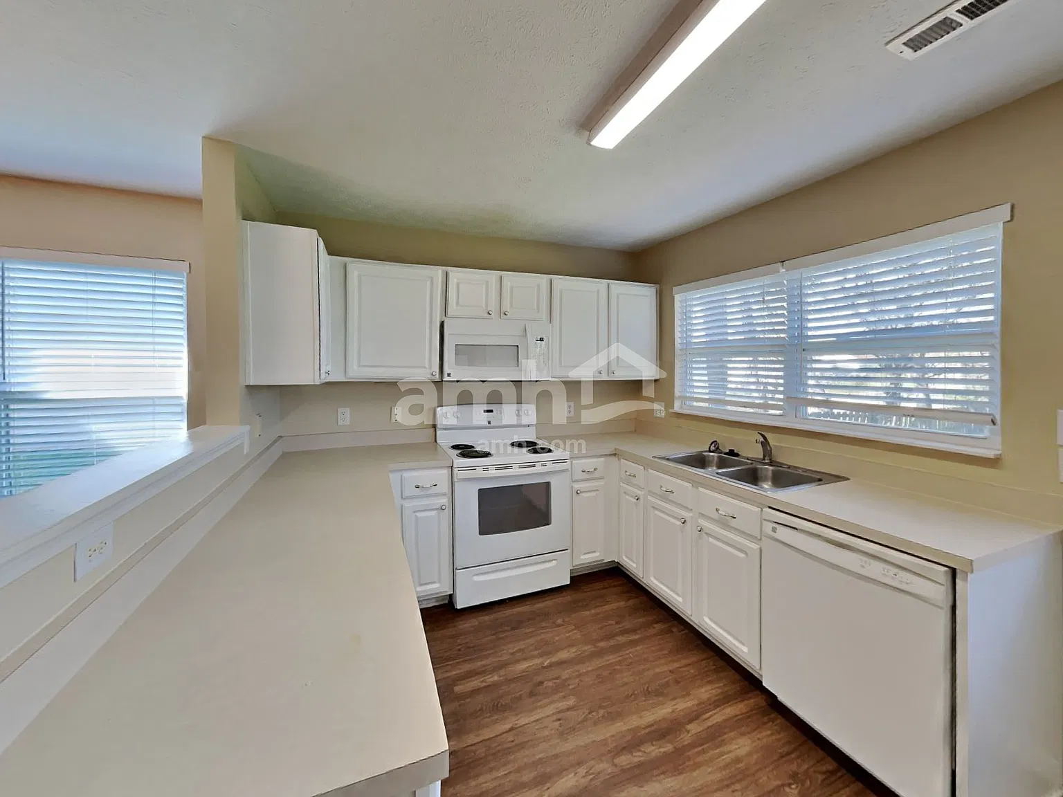 3 bed, 2.0 bath, 1562 sqft, $2,360 — Photo 3