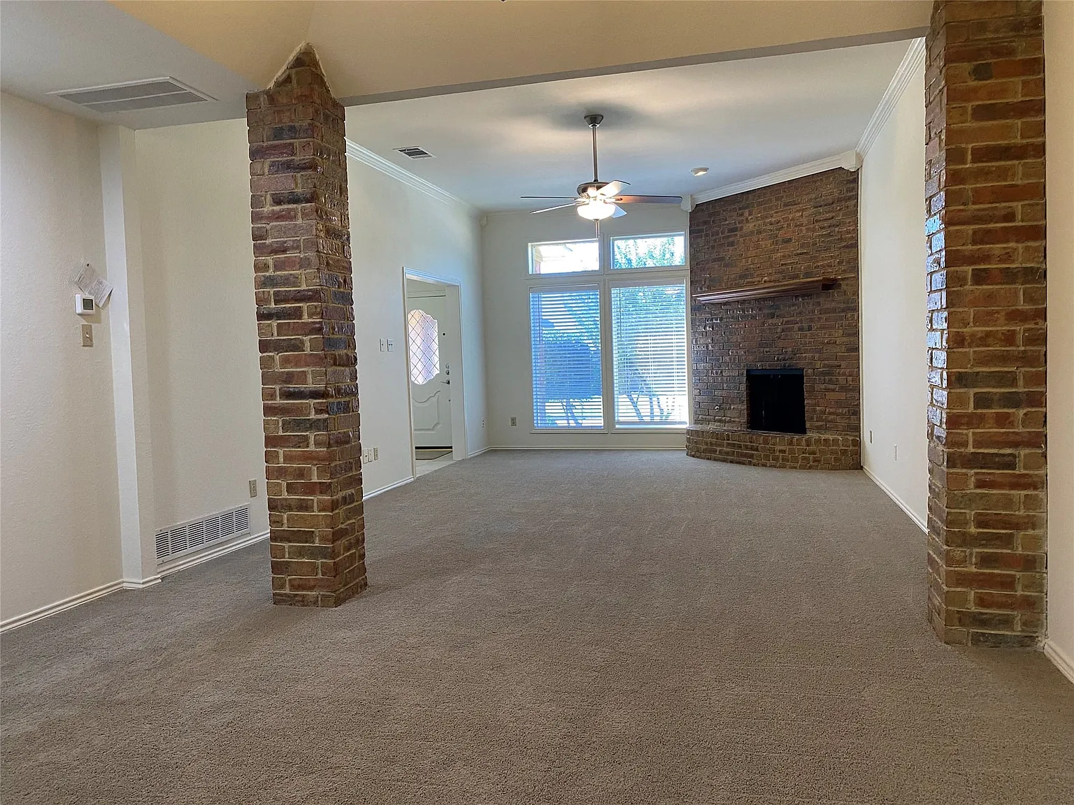 3 bed, 2.0 bath, 1586 sqft, $2,395 — Photo 4