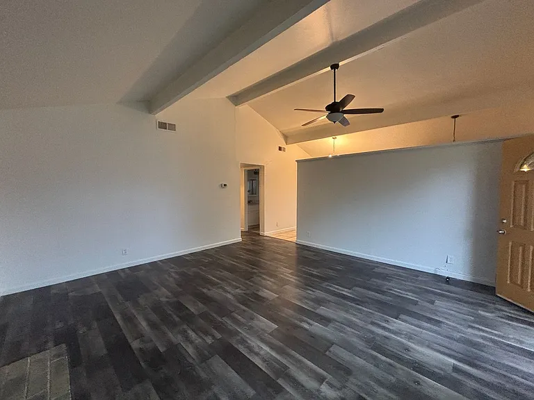 612 Gregory Ct — Photo 2