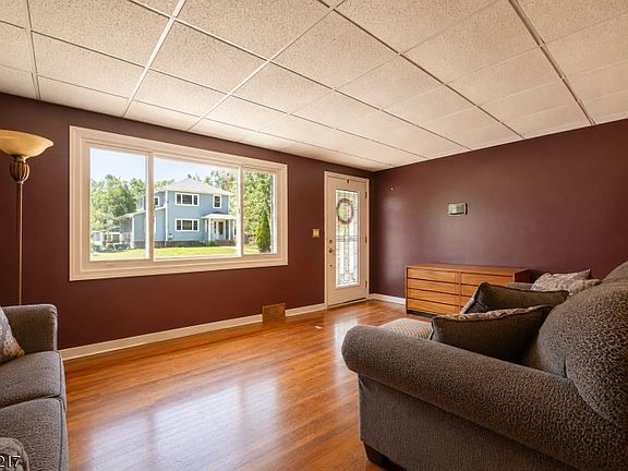 5th image of 261 Shepard Ave