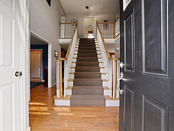 3rd image of 10 Rolling Meadow Dr