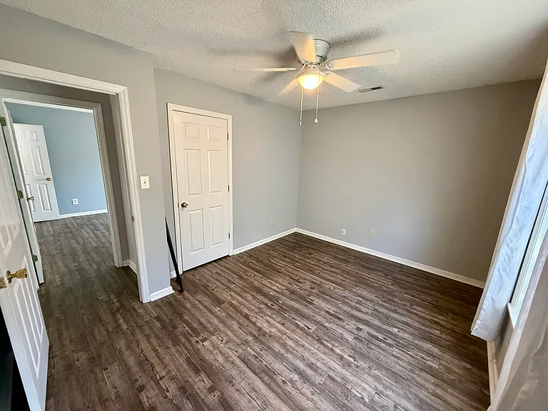 1053 Farm Pond Ln — Photo 8