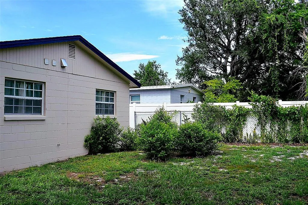3 bed, 2.0 bath, 1032 sqft, $2,590 — Photo 3