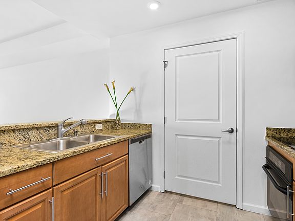 5th image of 975 N Lincoln St APT 6D