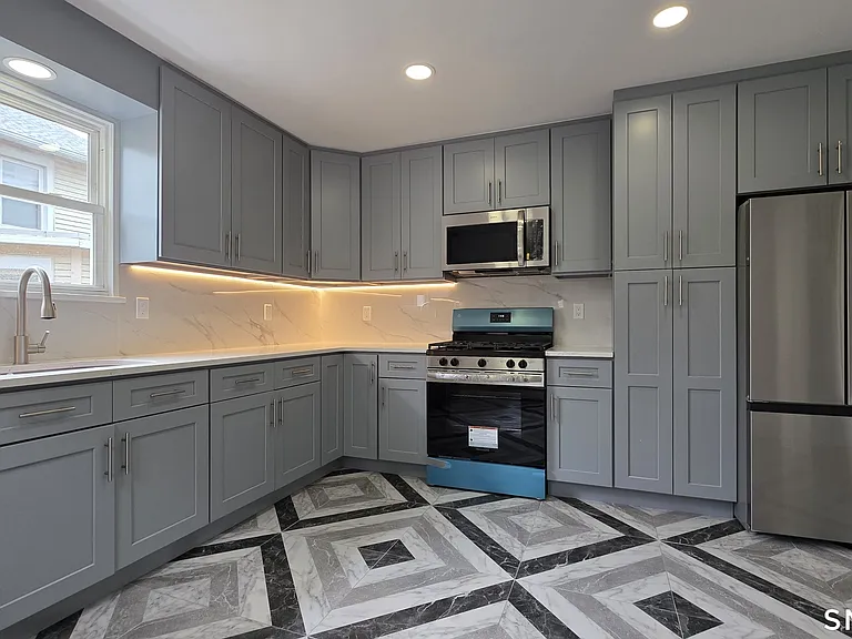 782 Center St — Photo 3