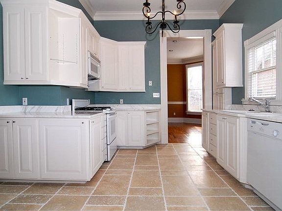 Kitchen, all appliances remain