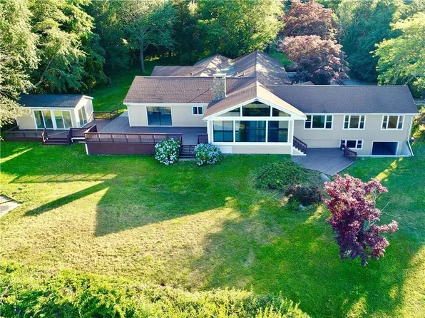 396 Nanaquaket Rd, Tiverton, RI 02878