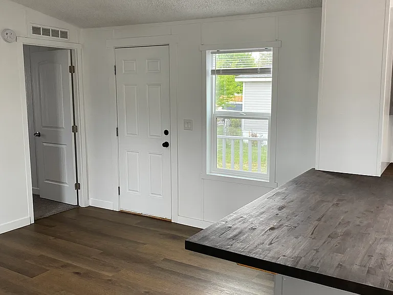 715 Center St E #105 — Photo 7