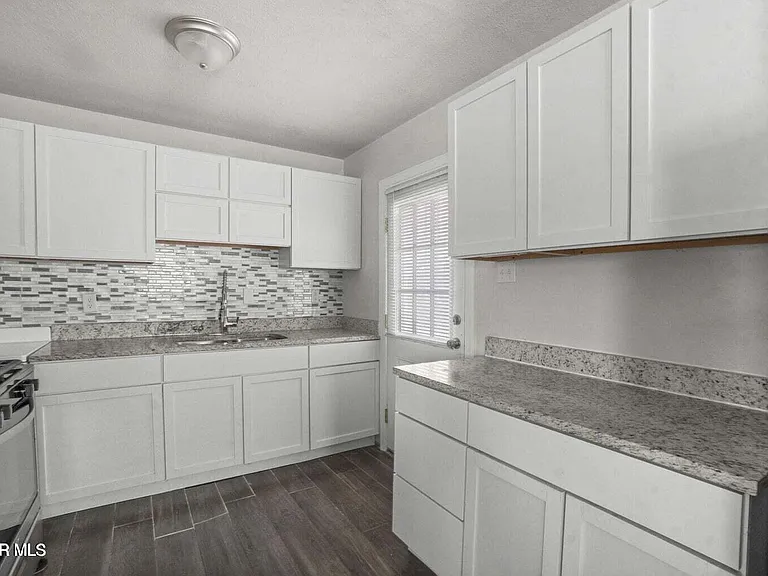 5316 Saxon Dr — Photo 10
