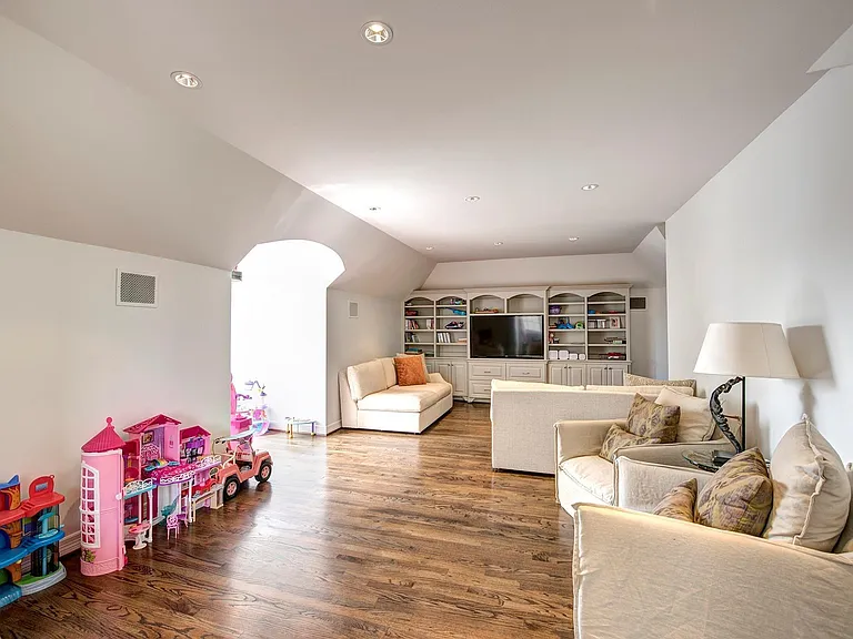 3440 Locke Ln — Photo 16