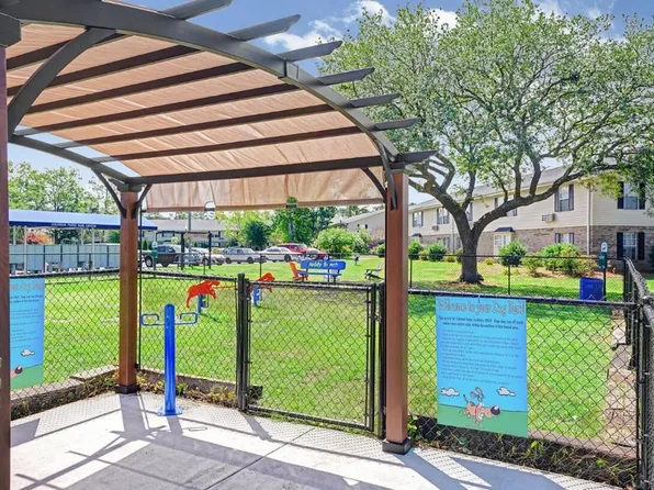 Colonial Parke Apartments