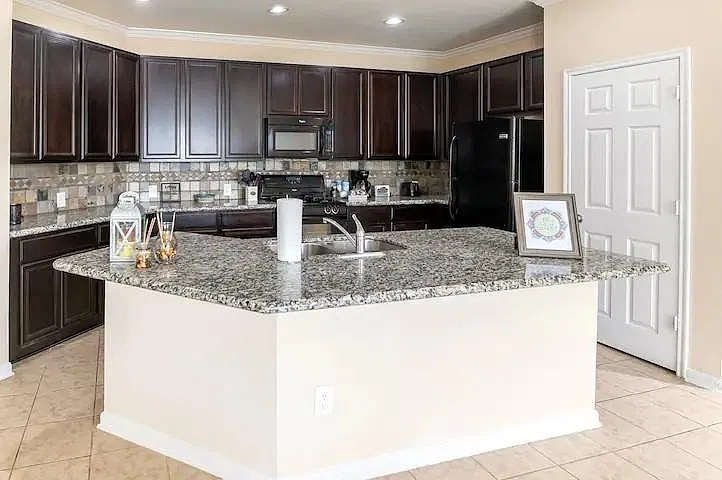 3 bed, 2.0 bath, 2041 sqft, $1,999 — Photo 4
