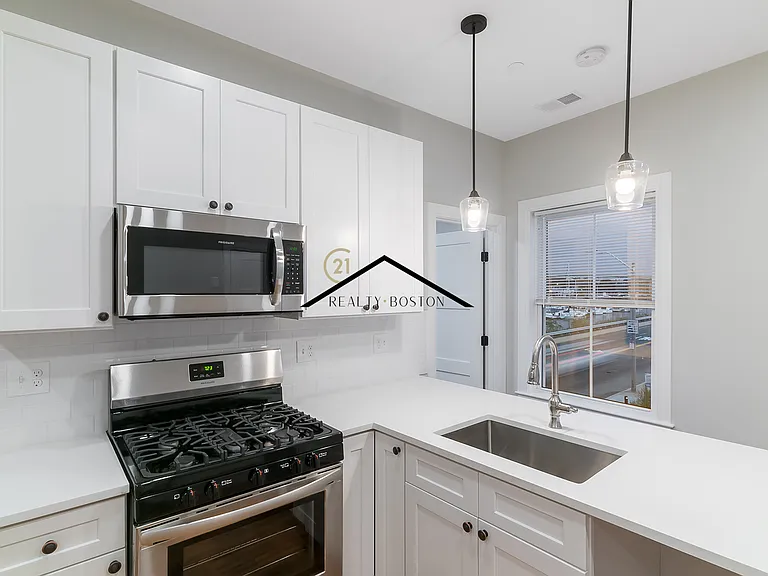 477 Meridian St #2 — Photo 2