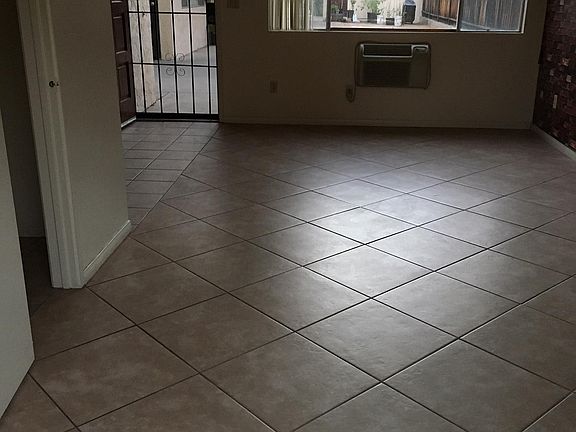 Living Room (10' x 20')
