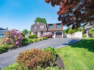 10 Katie Ct, Lake Grove, NY 11755