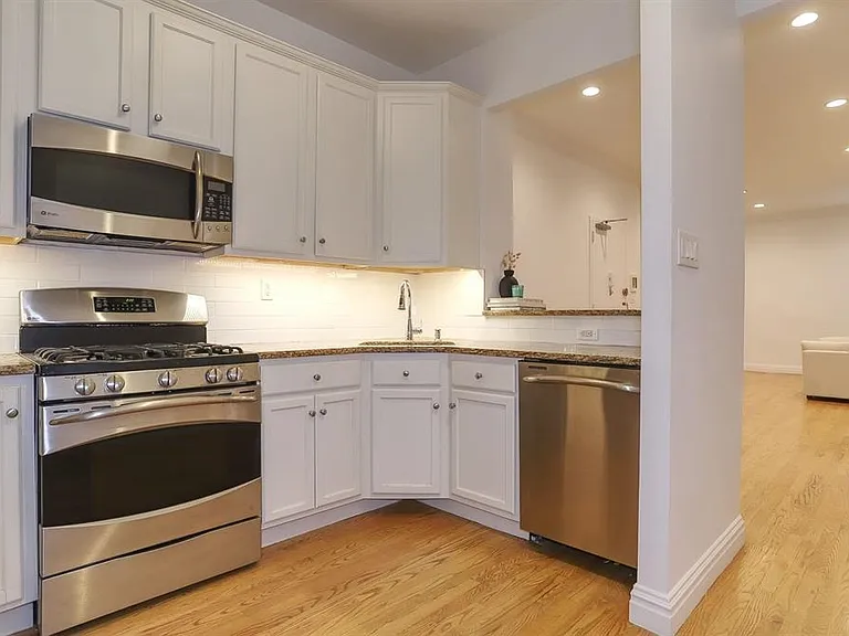 1122 Hudson St #2B — Photo 4