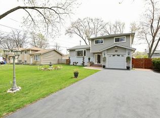 1917 E Tano Ln, Mount Prospect, IL 60056